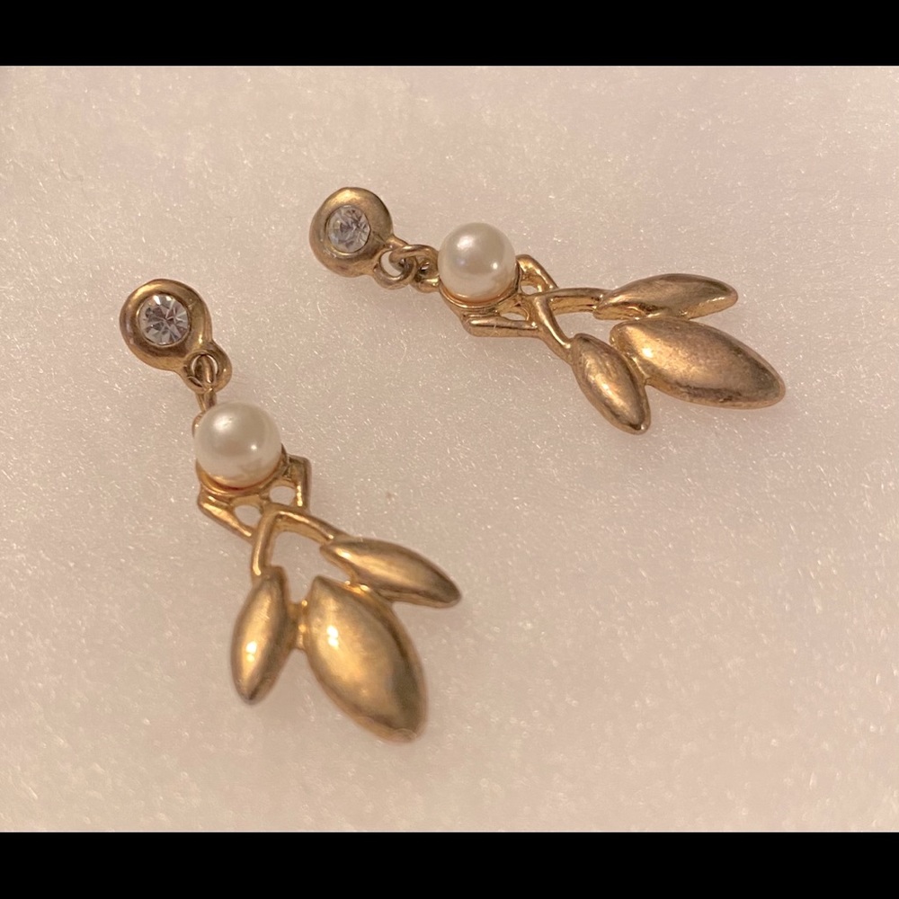 Beautiful vintage gold pearl earrings!